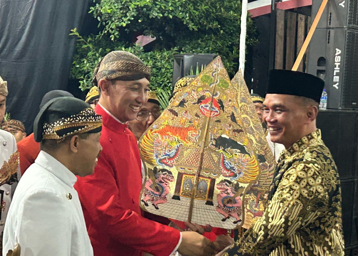 Ketua DPRD Jateng Sumanto Pentaskan Wayang Kulit 30 Jam Nonstop dengan 23 Dalang