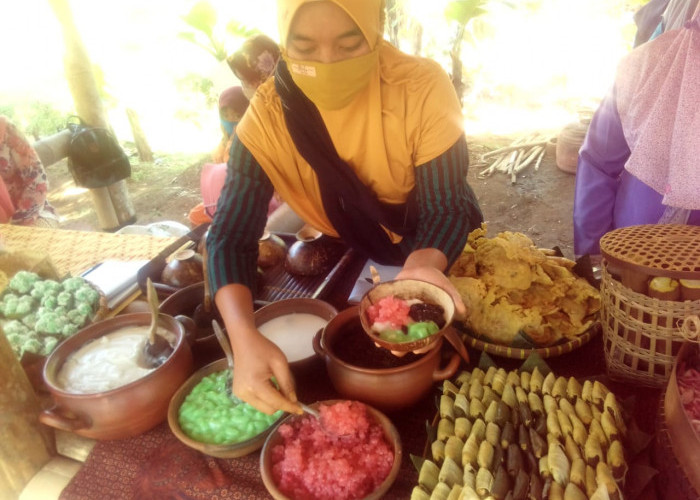 Perpaduan Tiga Bubur yang Bikin Ketagihan, Bubur Srintil Jajanan Baru Favorit di Pasar Rengrang