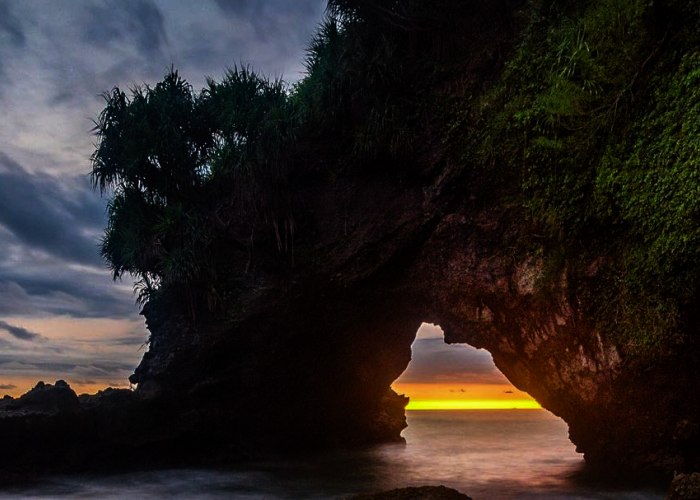 7 Pantai di Kebumen dengan Spot Sunset Terbaik 
