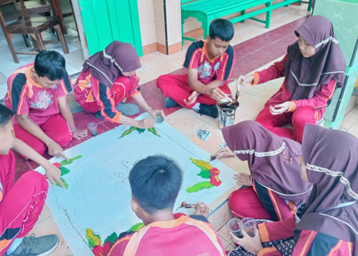 Sambut Hari Batik, SMPN 2 Cilacap Ajak Siswa Berkarya dengan Canting