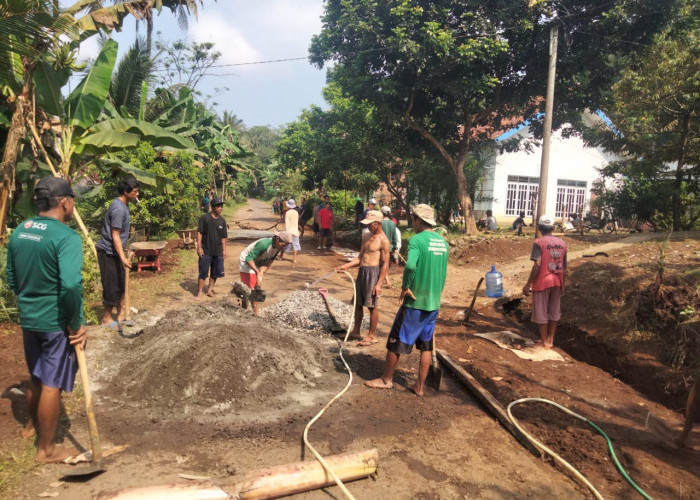 Rusak Parah, Warga Sokanegara Perbaiki Jalan Kabupaten Secara Swadaya