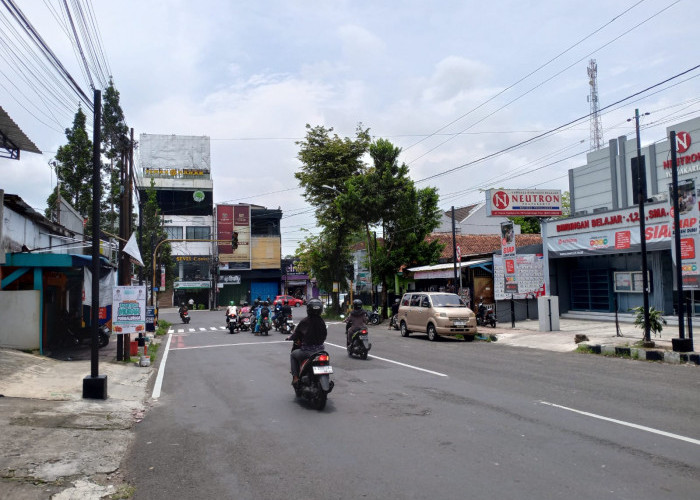 Jelang Hari Jadi Purbalingga, Pemkab Pasang 32 Unit Lampu Hias di Jalan Piere  Tendean