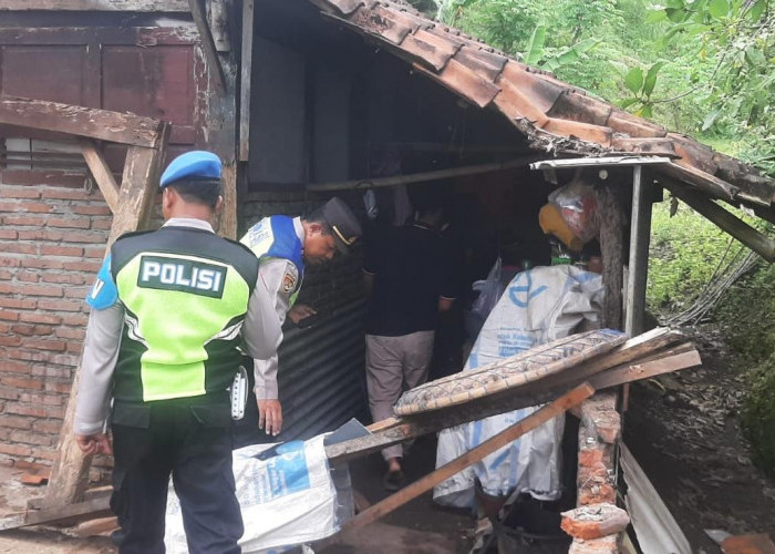 Dua Rumah Warga Kebumen Rusak Diterjang Longsor