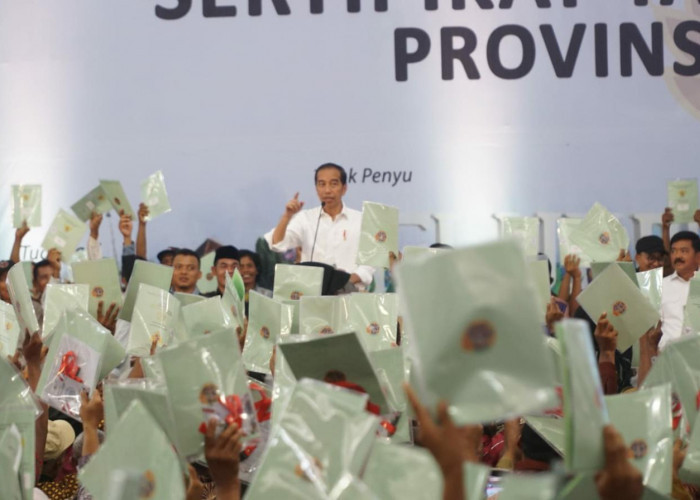 Presiden Jokowi Bagikan 2.000 Sertifikat hasil PTSL dan Redistribusi Tanah Warga Ujung Gagak, Cilacap