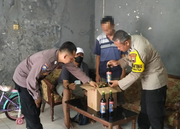 Polisi Temukan Belasan Botol Miras di Rumah Warga 