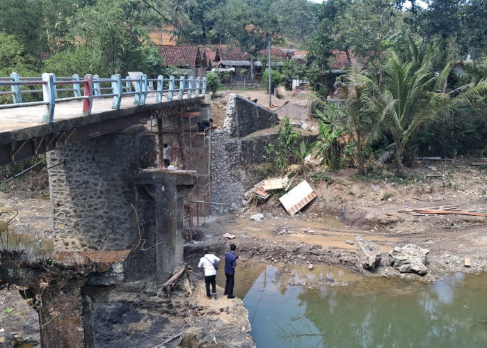 Jembatan Kalibening Mulai Diperbaiki