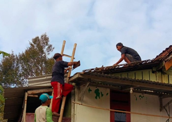 Warga Kejawar Banyumas Rehab Rumah Janda Tujuh Anak, Atap Lapuk Terancam Ambruk