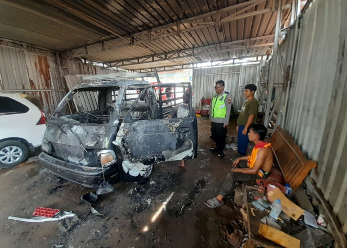 Mobil Terbakar Saat Servis di Salah Satu Bengkel di Desa Kedawung, Kebumen