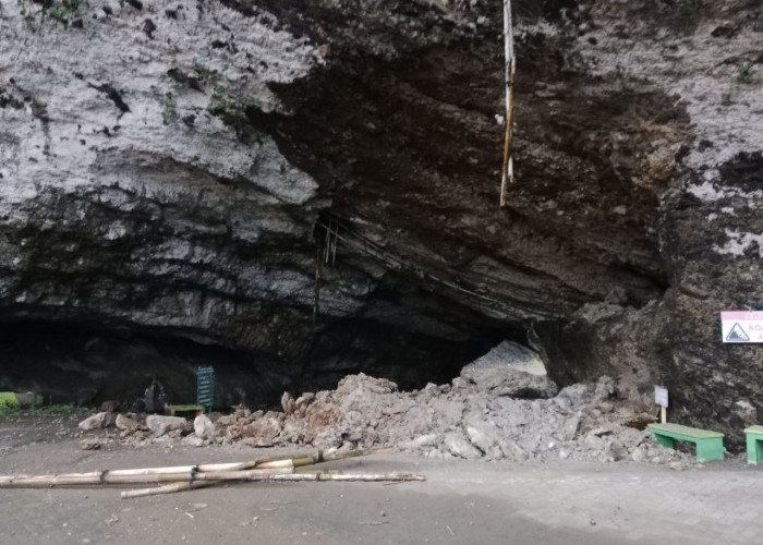 Tergerus Hujan, Dinding Goa Karangblong Ambrol