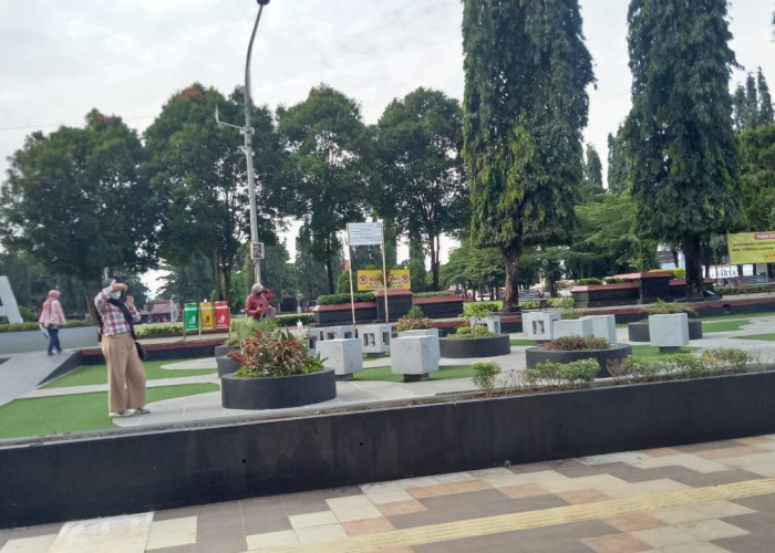 Meski Ada Larangan Parkir, Pengunjung Tetap Antusias ke Alun- Alun Purbalingga, Ada Apa?