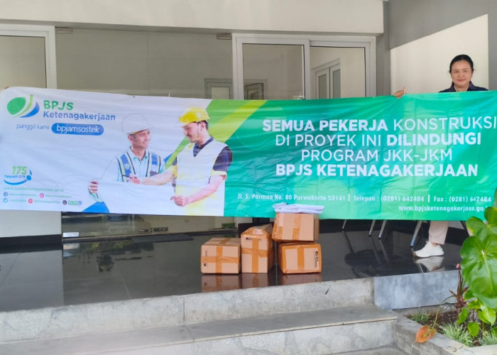 Upaya Preventif Pentingnya K3, BPJS Ketenagakerjaan Purwokerto Serahkan APD Kepada Pekerja 
