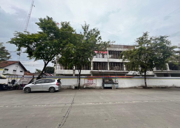 Pembangunan Pasar Kroya Mandek, Pedagang Tertekan di Tempat Penampungan Sementara