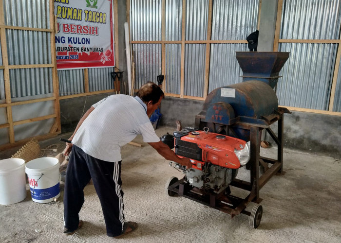 Persiapan Operasional Hanggar Sampah Ajibarang Kulon, KSM Terima Pinjaman Mesin Penghancur Bahan Pupuk Organik