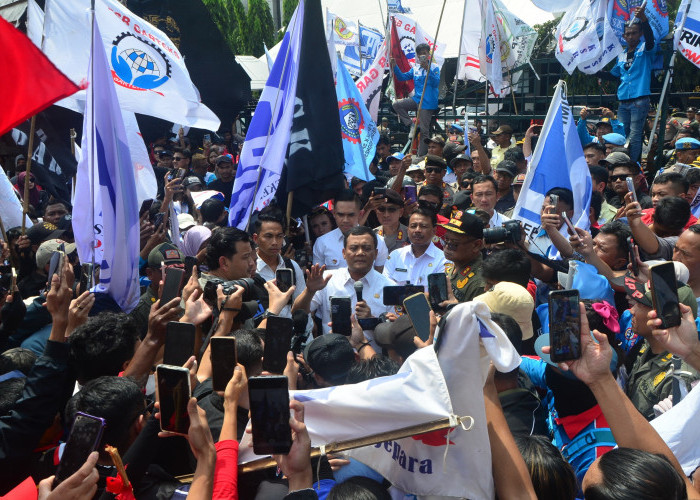 Gubernur Ahmad Luthfi Temui Demo Buruh Usai Umumkan UMP dan UMK 2026