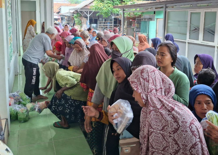  Ratusan Ibu Rumah Tangga Serbu Bahan Pangan di Masjid Kebokura