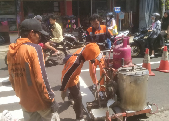 Faktor Cuaca Pengaruhi Lama Pemarkaan Jalan