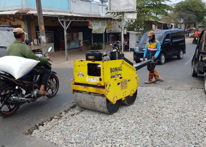 Aspal Bergelombang Ganggu Perlintasan Sibalung Banyumas, UPTD Sumpiuh Cegah Kecelakaan Kendaraan