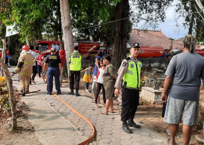 Area Sekitar Makam Singapatra Alami Kebakaran