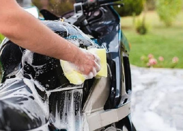 Apakah Cara Mencuci Motor Listrik Berbeda dengan Motor Biasa? Ini Jawabannya