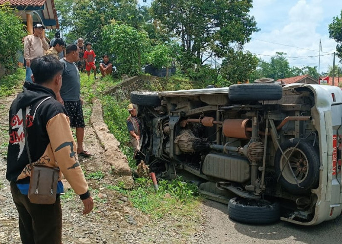 Mobil Ambulance Tergelincir hingga Terguling di Sawangan Wetan Patikraja