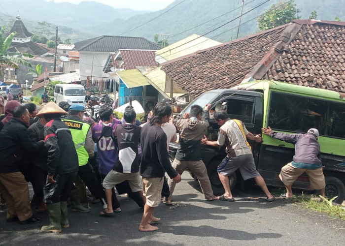 Kecelakaan di Tanjakan Margasari Banjarnegara, Mobil Mundur dan Masuk Gudang