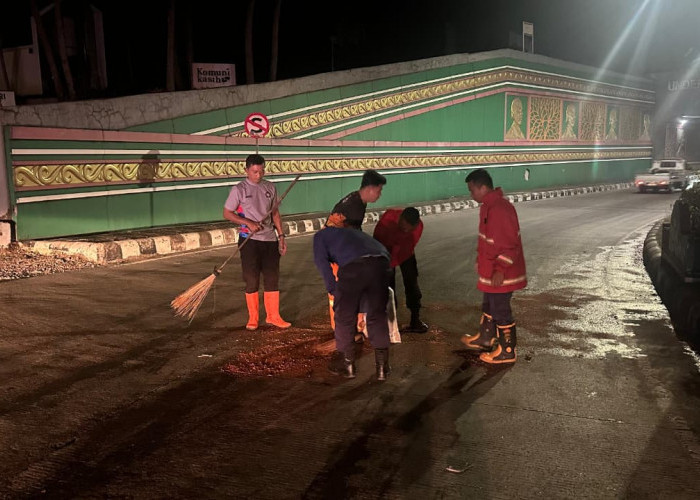 Solar Tumpah di Underpass Purwokerto Ancam Pengendara