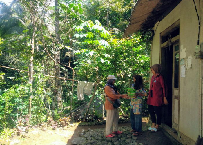 Relawan Distribusi Bansos Permakanan di Desa Banjarpanepan : Kita Kerja Sosial