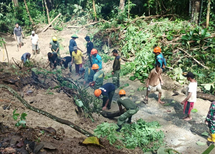 Puluhan Relawan Bersihkan Material Longsor Yang Menutup Jalan Desa Kalisalak