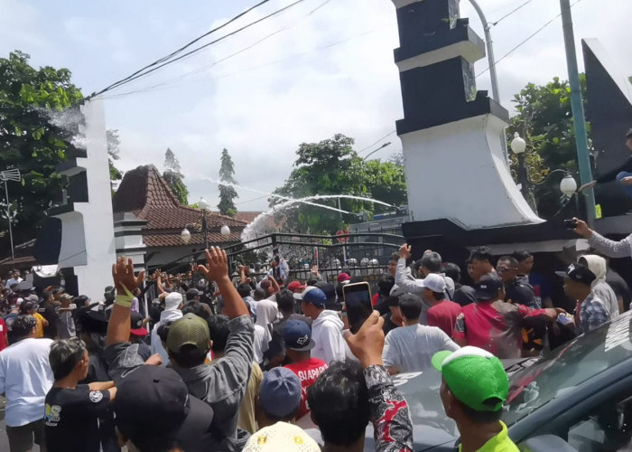 Polisi Tembakan Gas Air Mata di Demo Massa Pendukung Kades Terpilih di Banjarnegara, Ini Penjelasannya 