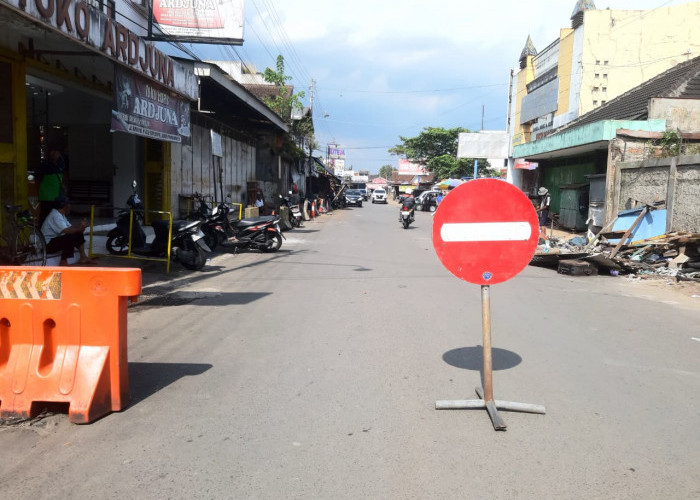 Barikade Dipasang di Jalan Vihara Purwokerto, Antisipasi Pedagang Kembali Berjualan