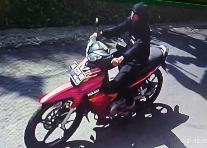 Maling Sepeda Motor di Watuagung Tambak Terekam CCTV