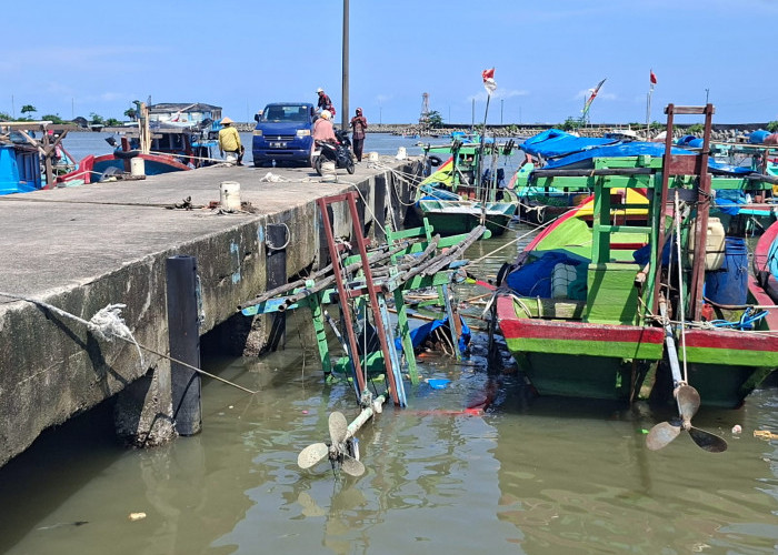 Dihantam Gelombang Tinggi 4 Meter, Kapal di Dermaga PPS Cilacap Karam