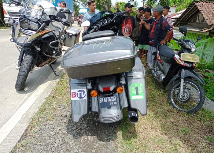 Brakkk! Moge dan Honda Supra Terlibat Kecelakaan di Jalan Raya Jatilawang. 