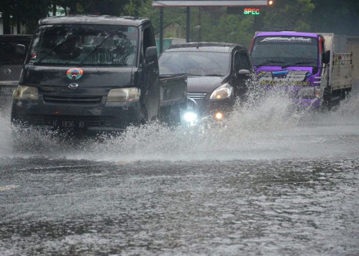 Banjir Luapan Genangi Jalan Supardjo Roestam Sokaraja