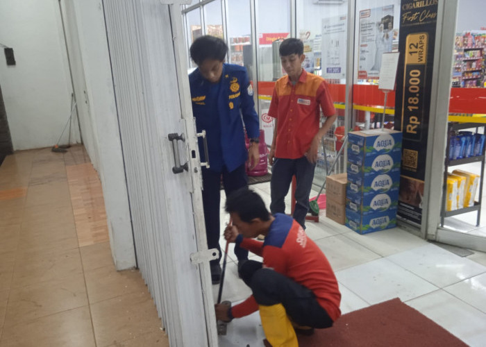 Pintu Rolling Toko Modern Macet, Damkar Cilacap Langsung Gerak Cepat