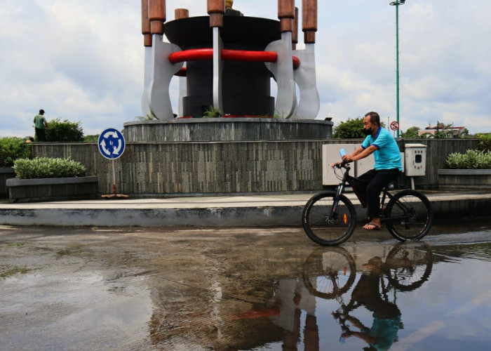 Aspal Jalan Jensud Barat Sudah Enam Tahun