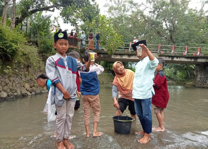 Jaga Ekosistem, Warga Tebar Benih dan Bersih Sungai