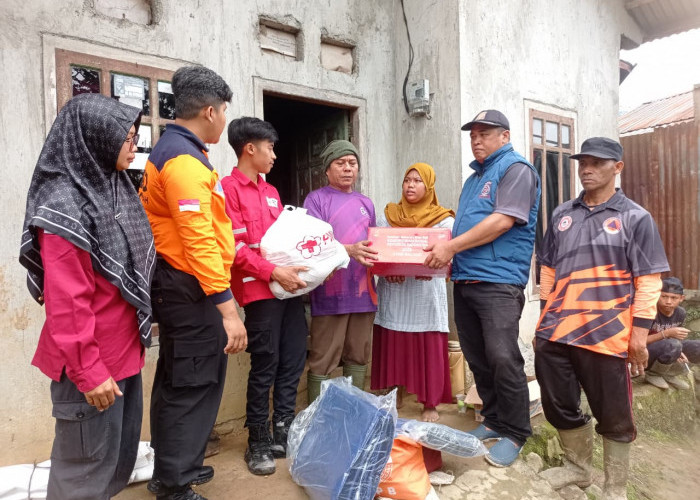 Hujan Picu Longsor di Kalibening, Dapur Rumah Warga yang Ambruk Terima Bantuan 