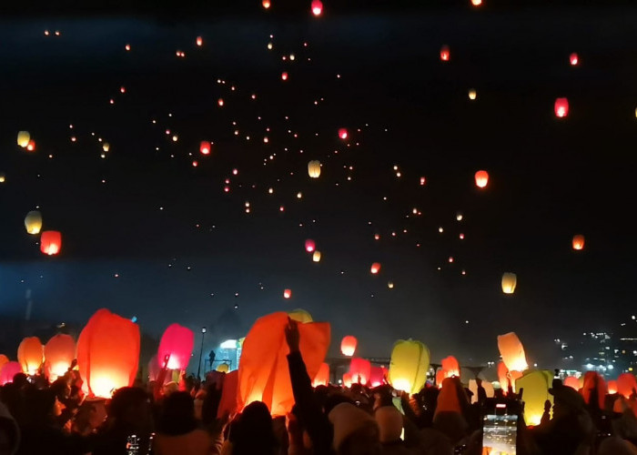 Ribuan Lampion Hiasi Langit Dieng, Wisatawan Larut dalam Doa dan Harapan