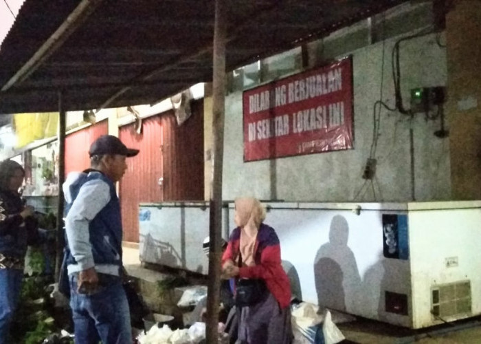 Pedagang Pasar Sumpiuh Tetap Bandel, Meski Dipasang Banner Larangan