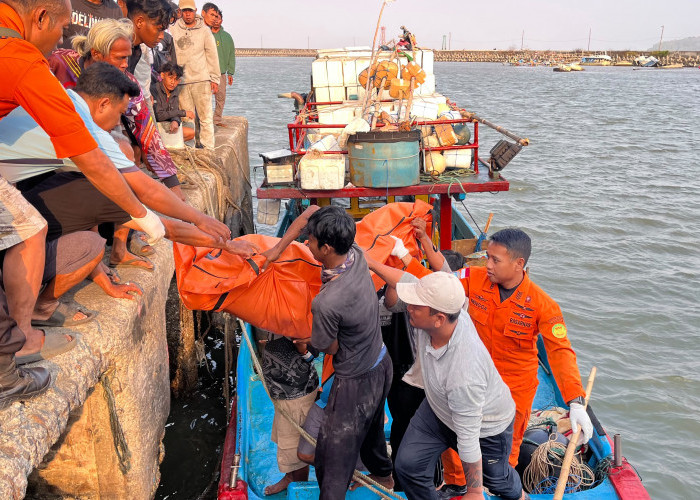 Kapal Nelayan Terbalik Dihantam Gelombang di Teluk Penyu, Tujuh ABK Selamat dan Dua Meninggal Dunia