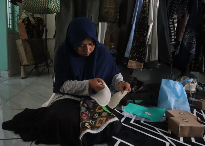 UMKM Latih Disabilitas Mengolah Kain Perca Jadi Produk Bernilai