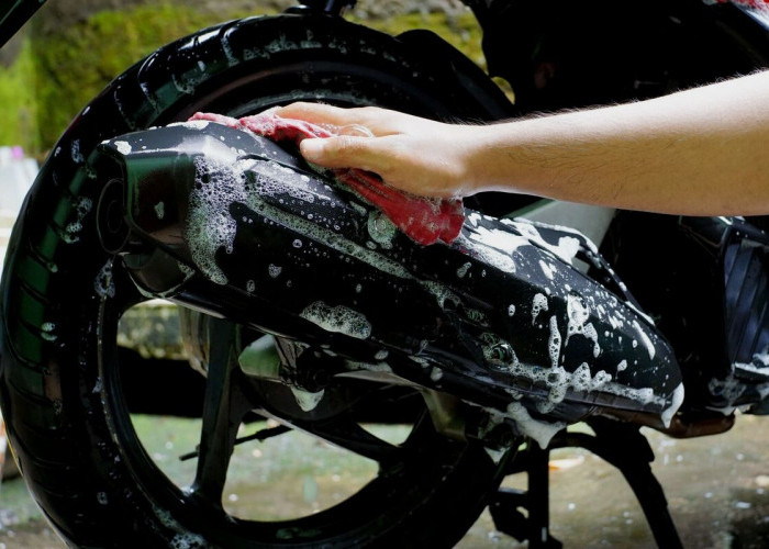 Cara Mencuci Motor Matic di Rumah yang Aman