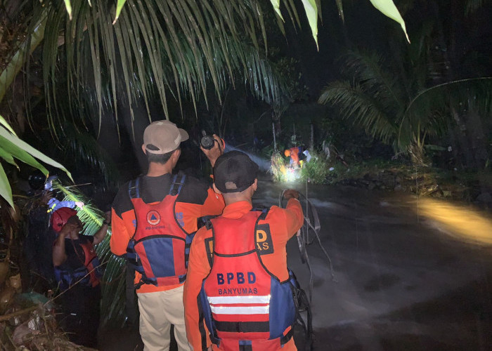 Kusmiarto Terjebak Banjir Karena Jembatan Putus  di Sungai Kawung dan Sungai Arus