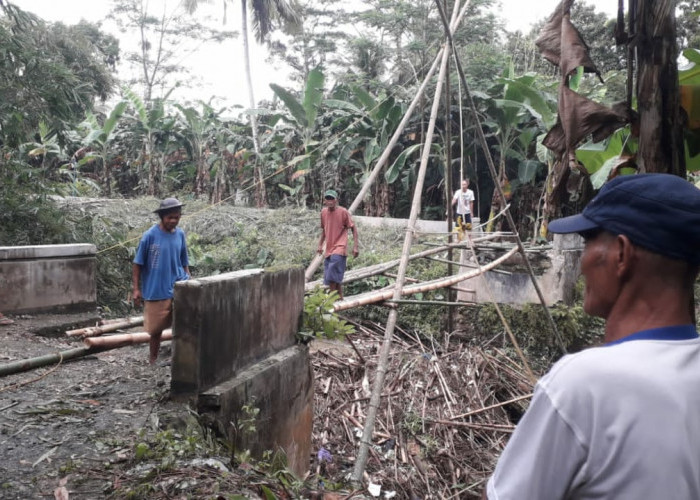 Warga Buniayu Swadaya Bangun Jembatan Darurat 