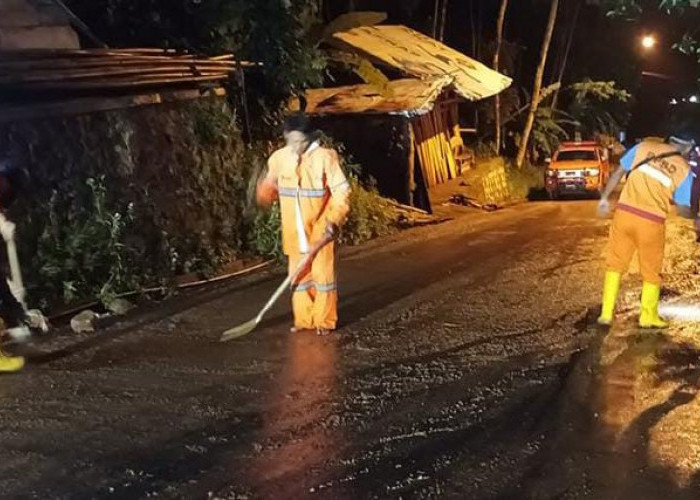 Hujan Lebat Selama 4 Jam, Akibatkan Longsor Tutup Jalan Kabupaten di Sumbang Banyumas