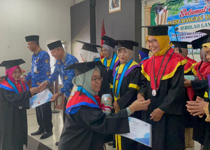 89 Mahasiswa Lansia Sekolah Istiqomah Diwisuda