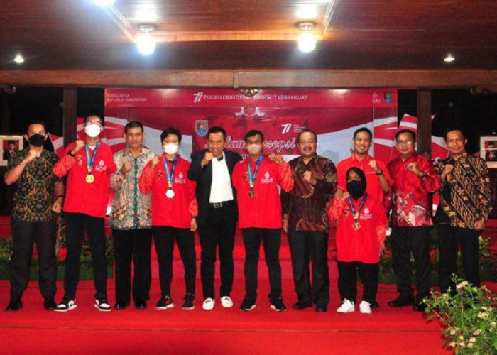Bupati Cilacap Beri Penghargaan Atlet ASEAN Paragames Berprestasi 