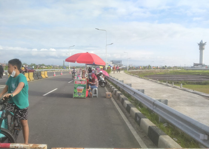 Siap Berjualan, Paguyuban Pedagang Pasar Setu Bikin Pembatas Jalan
