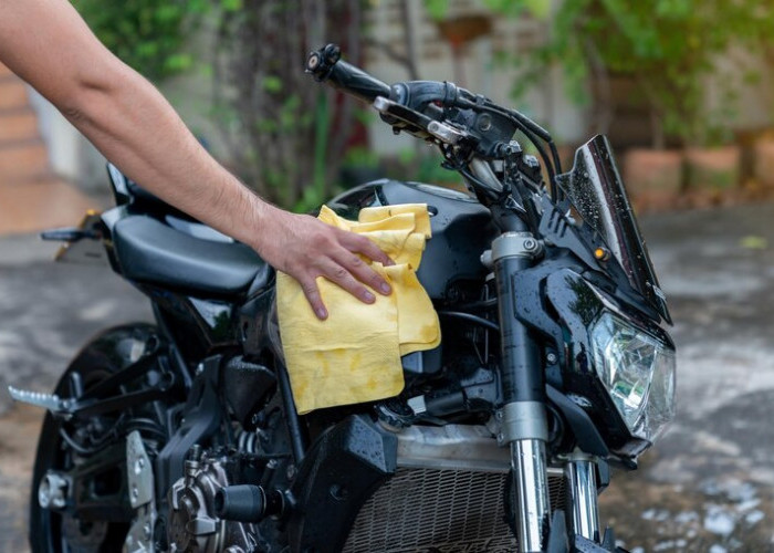 7 Cara Mencuci Motor Sendiri di Rumah, Dijamin Bersih!